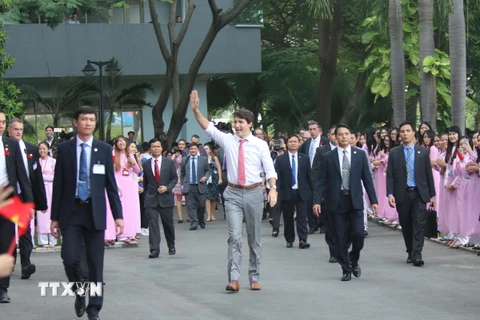 [Photo] Thủ tướng Trudeau bình dị, cởi mở khi gặp gỡ sinh viên TP.HCM