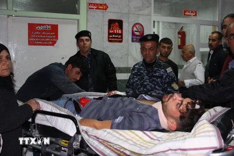 Một nạn nhân trận động đất được điều trị tại bệnh viện ở Sulaimaniyah ngày 12/11. (Nguồn: AFP/ TTXVN)