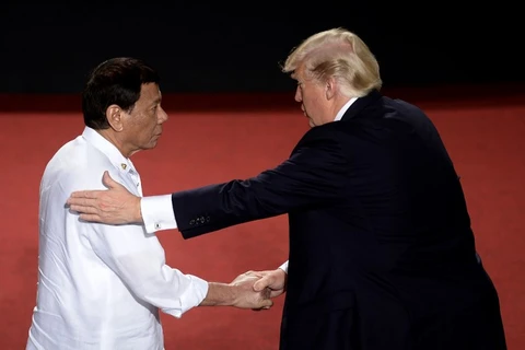 Tổng thống Mỹ Donald Trump và người đồng cấp Philippines Rodrigo Duterte tại lễ khai mạc ASEAN 31. (Nguồn: AFP)