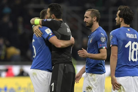 Các cầu thủ Italy an ủi nhau sau trận đấu lượt về với đội tuyển Thụy Điển. (Nguồn: AFP)