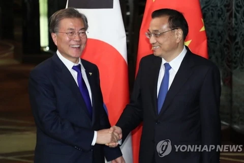 Tổng thống Hàn Quốc Moon Jae-in và Thủ tướng Trung Quốc Lý Khắc Cường tại cuộc gặp ngày 13/11. (Nguồn: Yonhap)