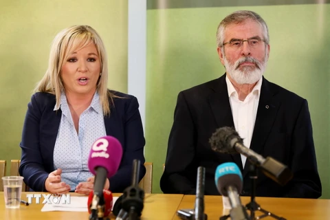 Lãnh đạo Sin Fein Michelle O'Neill (trái) và Chủ tịch Sin Fein Gerry Adams (phải) trong cuộc họp báo tại Stormont, thủ phủ Belfast ngày 1/11. (Nguồn: AFP/TTXVN)