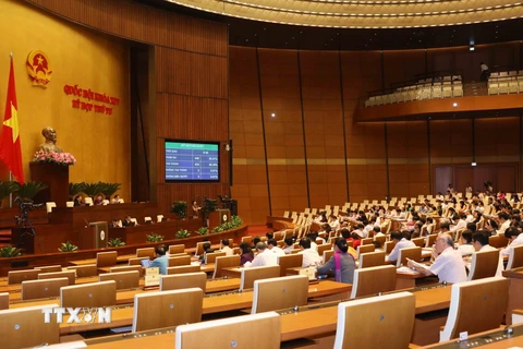 Quốc hội thông qua toàn văn biểu quyết thông qua Nghị quyết về phân bổ ngân sách trung ương năm 2018. (Ảnh: Phương Hoa/TTXVN)