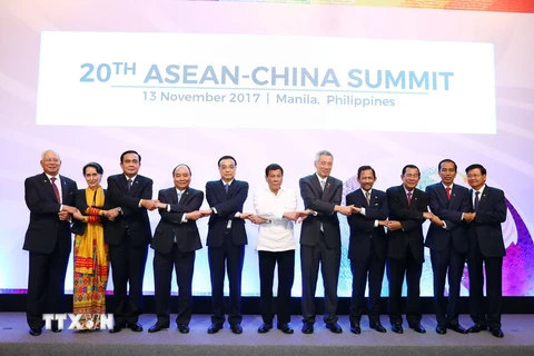 Thủ tướng Nguyễn Xuân Phúc (thứ tư từ trái sang), Thủ tướng Trung Quốc Lý Khắc Cường (thứ năm từ trái sang) và các Trưởng đoàn ASEAN chụp ảnh chung tại Hội nghị Cấp cao ASEAN-Trung Quốc lần thứ 20. (Ảnh: Thống Nhất/TTXVN)