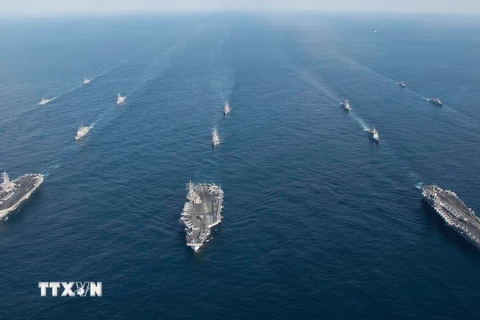 Tàu sân bay USS Ronald Reagan, Theodore Roosevelt và Nimitz của Mỹ tham gia cuộc tập trận chung Hàn - Mỹ trên biển phía đông Hàn Quốc ngày 12/11. (Nguồn: Yonhap/TTXVN)