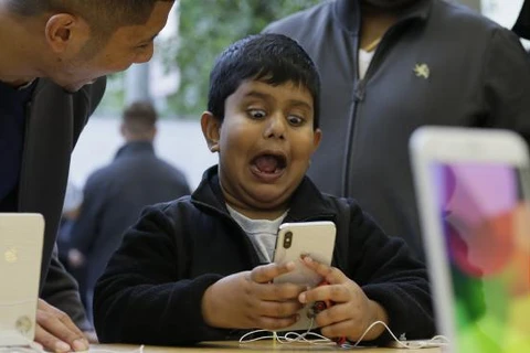 Cậu bé 10 tuổi có thể mở khóa iPhone X của mẹ bằng Face ID