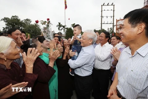 Tổng Bí thư Nguyễn Phú Trọng với nhân dân thôn Thượng Điện, xã Vinh Quang, huyện Vĩnh Bảo, Hải Phòng. (Ảnh: Trí Dũng/TTXVN)