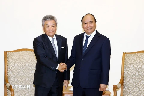 Thủ tướng Nguyễn Xuân Phúc tiếp ông Naotoshi Okada, Chủ tịch Tập đoàn Truyền thông Nikkei (Nhật Bản). (Ảnh: Thống Nhất/TTXVN)