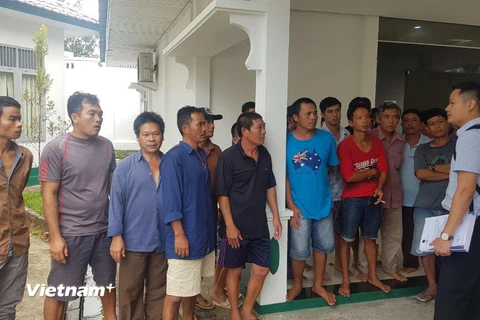 Ông Nguyễn Thanh Giang, phụ trách công tác lãnh sự Đại sứ quán Việt Nam gặp các ngư dân chuẩn bị đưa ra xét xử. (Đại sứ quán Việt Nam tại Indonesia)