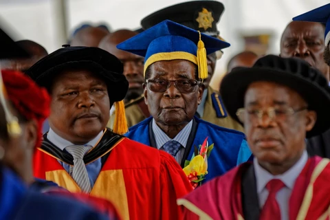 Tổng thống Zimbabwe Robert Mugabe tham dự một lễ tốt nghiệp đại học, ngày 17/11. (Nguồn: AP)