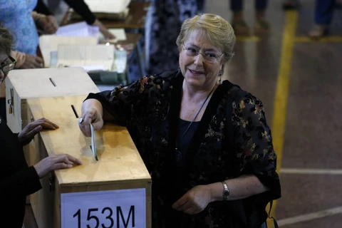 Tổng thống đương nhiệm Michelle Bachelet đi bỏ phiếu bầu người kế nhiệm. (Nguồn: AFP)