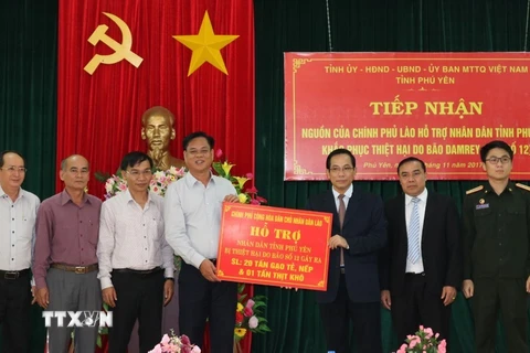 Ủy ban Mặt trận Tổ quốc Việt Nam tỉnh Phú Yên tiếp nhận hàng hóa của Chính phủ Lào hỗ trợ nhân dân tỉnh Phú Yên khắc phục hậu quả bão số 12. (Ảnh: Xuân Triệu/TTXVN)