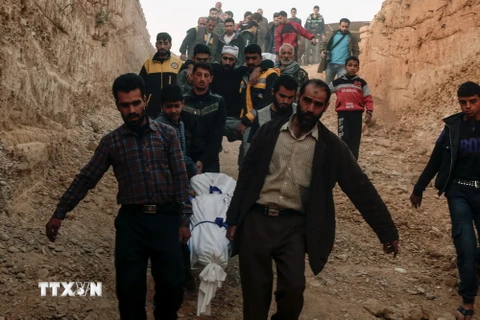 Chuyển thi thể các nạn nhân thiệt mạng trong vụ pháo kích ở miền Đông Ghouta ngày 17/11. (Nguồn: AFP/TTXVN)