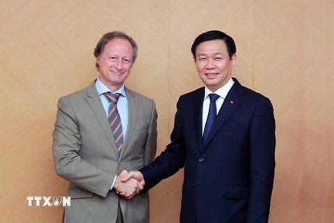 Phó Thủ tướng Vương Đình Huệ tiếp ông Bruno Angelet, Đại sứ, Trưởng phái đoàn EU tại Việt Nam. (Ảnh: An Đăng/TTXVN)