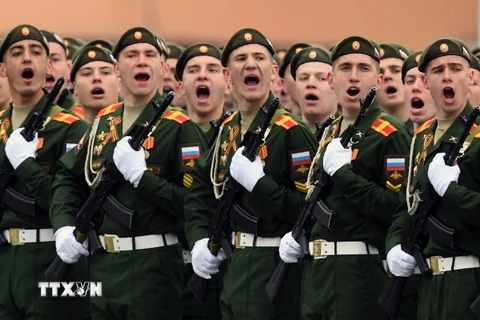 Các quân nhân Nga tại lễ diễu binh diễu hành kỷ niệm 72 năm Ngày Chiến thắng vĩ đại ở Moskva ngày 9/5. (Nguồn: AFP/TTXVN)