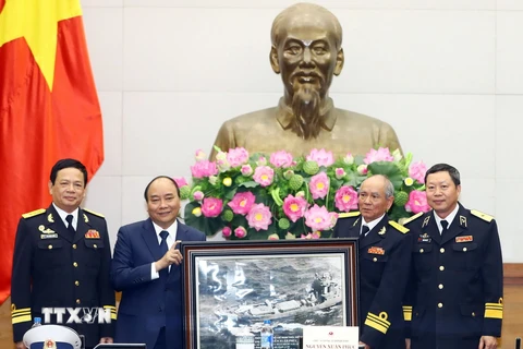 Hội truyền thống đường Hồ Chí Minh trên biển tặng quà lưu niệm cho Thủ tướng Nguyễn Xuân Phúc. (Ảnh: Thống Nhất/TTXVN)