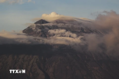 Núi lửa Agung trên đảo Bali phun tro bụi ngày 26/9. (Nguồn: THX/TTXVN)