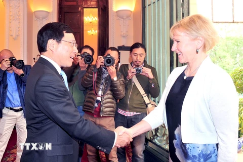 Phó Thủ tướng, Bộ trưởng Ngoại giao Phạm Bình Minh đón Bộ trưởng Ngoại giao Thụy Điển Margot Wallstrom. (Ảnh: Nguyễn Khang/TTXVN)