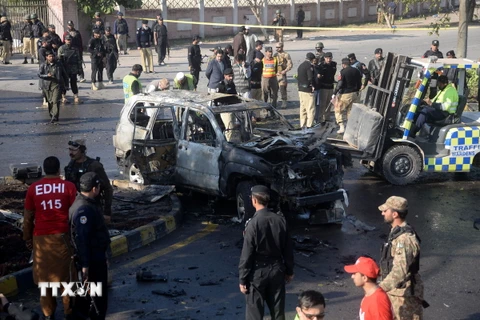 Cảnh sát và lực lượng cứu hộ làm nhiệm vụ tại hiện trường vụ đánh bom liều chết ở Peshawar, Pakistan. (Nguồn: THX/TTXVN)