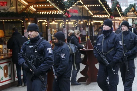 Ảnh tư liệu: Cảnh sát chống khủng bố Đức tuần tra ở một chợ Giáng Sinh, Berlin tháng 12/2016. (Nguồn: Reuters)