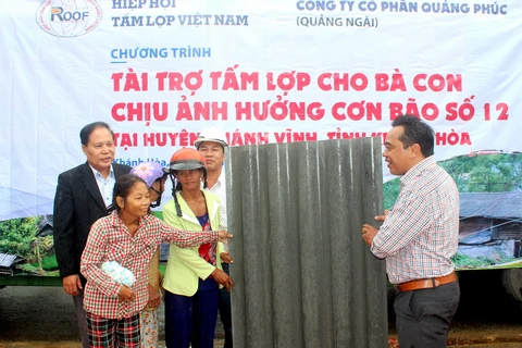 Trao tặng 5.000 tấm lợp cho người dân vùng bão lũ tại tỉnh Khánh Hòa
