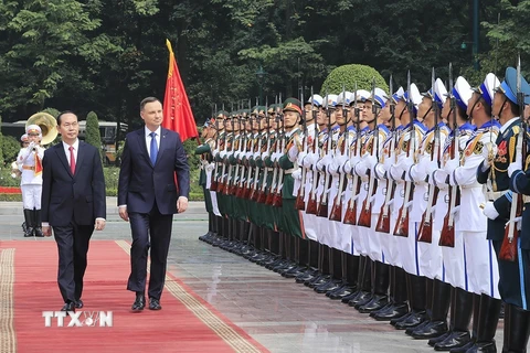Chủ tịch nước Trần Đại Quang và Tổng thống Cộng hoà Ba Lan Andrzej Duda duyệt đội danh dự Quân đội Nhân dân Việt Nam. (Ảnh: Nhan Sáng/TTXVN)