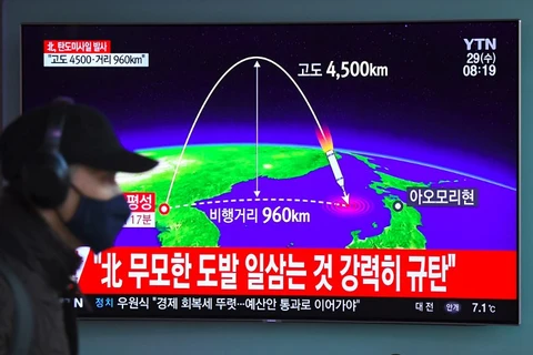 Truyền hình Hàn Quốc đưa tin về việc Triều Tiên phóng tên lửa, sáng 29/11. (Nguồn: AFP)