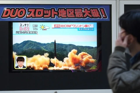 Truyền thông Hàn Quốc đưa tin về vụ phóng tên lửa của Triều Tiên, sáng 29/11. (Nguồn: AFP)