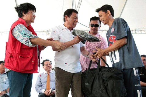 Tổng thống Philippines Rodrigo Duterte tiễn ngư dân Việt Nam trở về nước, tháng 11/2016. (Nguồn: PPD)