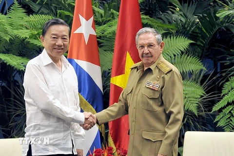 Bộ trưởng Bộ Công an Tô Lâm hội kiến Chủ tịch Cuba Raul Castro. (Ảnh: Lê Hiền/TTXVN)