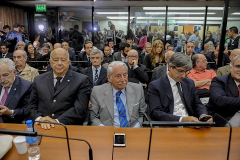 Các cựu sỹ quan chế độ độc tài quân sự ở Argentina tại phiên tòa ngày 29/11. (Nguồn: AFP)
