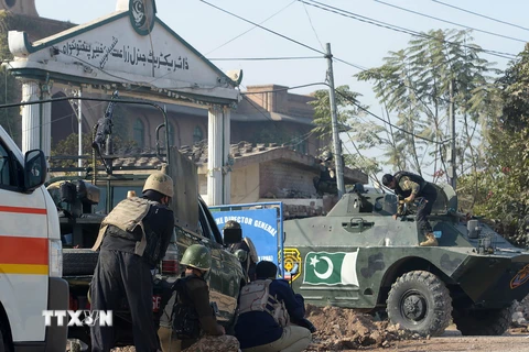 Lực lượng an ninh Pakistan làm nhiệm vụ tại hiện trường vụ tấn công của Taliban ngày 1/12. (Nguồn: AFP/TTXVN)