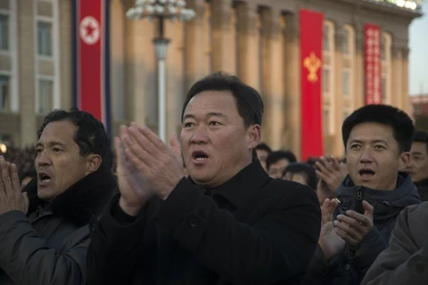Quân nhân và người dân tại lễ míttinh chào mừng vụ phóng tên lửa Hwasong-15 ở Bình Nhưỡng, ngày 1/12. (Nguồn: AFP)