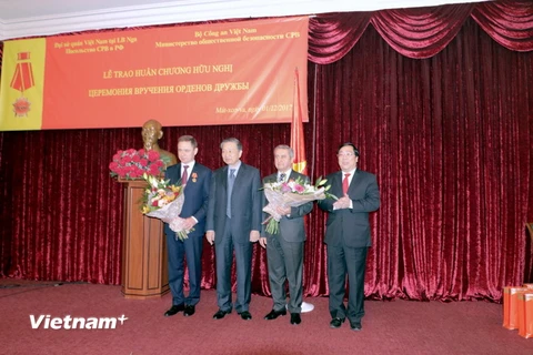 Trao huân chương Hữu nghị cho các vị lãnh đạo Cơ quan An ninh Liên bang Nga. (Ảnh: Quang Vinh/Vietnam+)