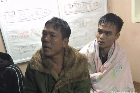 Kịp thời cứu sống 3 ngư dân bị sóng đánh chìm tàu trên biển Nghệ An 