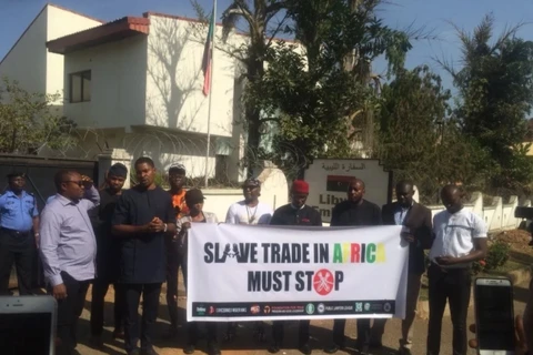 Một nhóm xã hội biểu tình phản đối nạn buôn bán nô lệ ở bên ngoài Đại sứ quán Libya tại Abuja, Nigeria. (Nguồn: dailypost.ng)