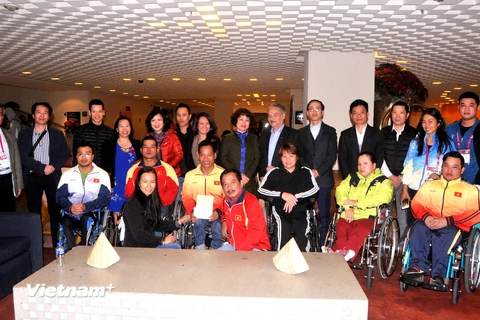 Đại sứ Việt Nam tại Mexico Nguyễn Hoài Dương chụp ảnh chung với Đoàn Thể thao cử tạ người khuyết tật Việt Nam. (Ảnh: Việt Hùng/Vietnam+)