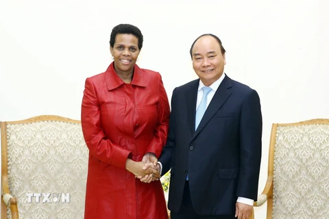 Thủ tướng Nguyễn Xuân Phúc tiếp bà Kgomotso Ruth Magau, Đại sứ Nam Phi tại Việt Nam đến chào từ biệt kết thúc nhiệm kỳ công tác. (Ảnh: Thống Nhất/TTXVN)