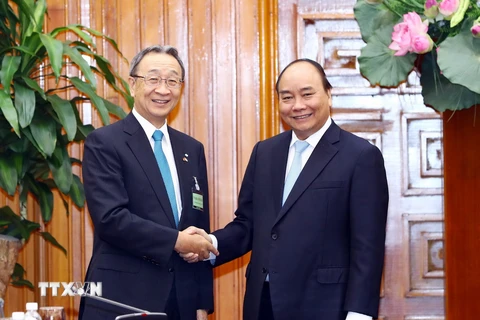 Thủ tướng Nguyễn Xuân Phúc và ông Kuniharu Nakamura, Chủ tịch Ủy ban Kinh tế Nhật-Việt của Keidanren. (Ảnh: Thống Nhất/TTXVN)