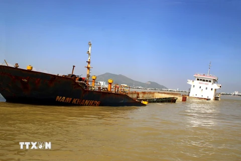 Tàu Nam Khánh 26 chở 2280 tấn clike đang bị chìm ở vịnh Quy Nhơn. (Ảnh: Nguyên Linh/TTXVN)
