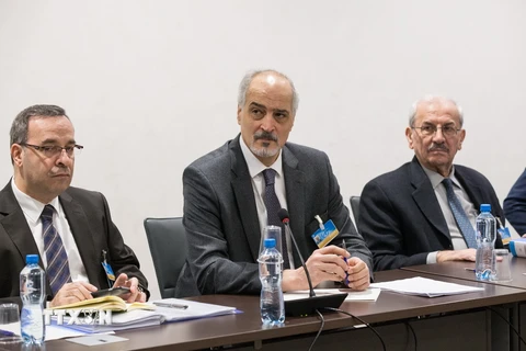 Trưởng phái đoàn đàm phán Chính phủ Syria , Bashar al-Jaafari (giữa) trước vòng đàm phán tại Geneva, Thụy Sĩ ngày 30/11. (Nguồn: THX/TTXVN)