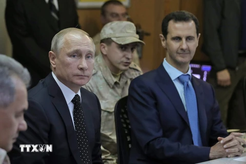 Tổng thống Nga Vladimir Putin (trái) và Tổng thống Syria Bashar al-Assad (phải) trong cuộc họp tại căn cứ quân sự Hmeimim ở Latakia, Syria ngày 11/12. (Nguồn: AFP/TTXVN)