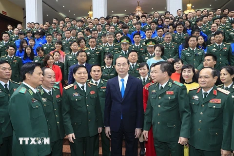 Chủ tịch nước Trần Đại Quang với cán bộ, chiến sỹ, sỹ quan chỉ huy của Bộ Tư lệnh Bộ đội Biên phòng. (Ảnh: Nhan Sáng/TTXVN)