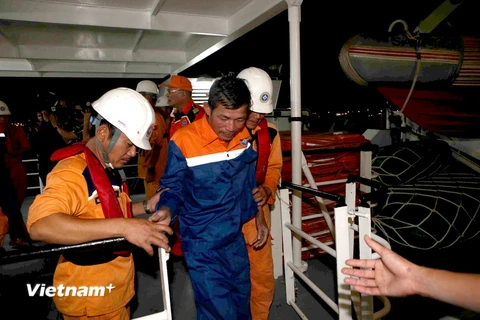 Đưa các thuyền viên gặp nạn lên bờ tại Đà Nẵng. (Ảnh: Trần Lê Lâm/Vietnam+)
