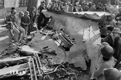 Xác máy bay B.52 bị bắn rơi lúc 23 giờ ngày 27/12/1972 tại phố Hoàng Hoa Thám, Hà Nội. (Ảnh: Minh Trường/TTXVN)