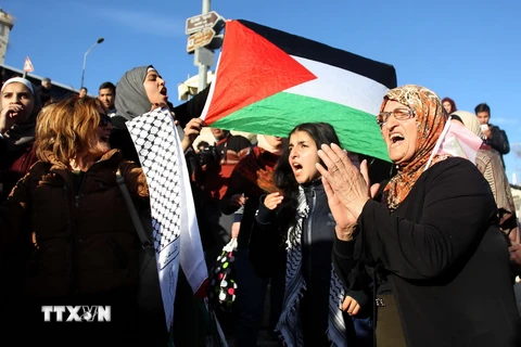 Người dân tham gia biểu tình phản đối việc Tổng thống Mỹ Donald Trump công nhận Jerusalem là thủ đô của Israel tại Cổng Damascus, Jerusalem ngày 11/12. (Nguồn: THX/TTXVN)