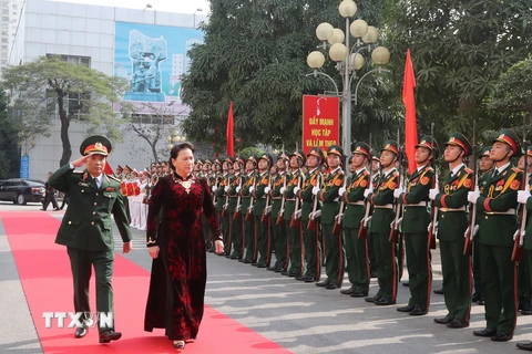 Chủ tịch Quốc hội Nguyễn Thị Kim Ngân duyệt đội danh dự tại lễ đón. (Ảnh: Trọng Đức/TTXVN)