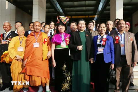 Phó Chủ tịch Thường trực Quốc hội Tòng Thị Phóng với các đại biểu. (Ảnh: Nguyễn Dân/TTXVN)
