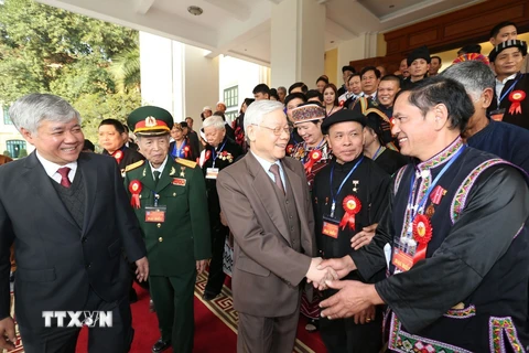 Tổng Bí thư Nguyễn Phú Trọng với các đại biểu người có uy tín, nhân sĩ trí thức, doanh nhân dân tộc thiểu số tiêu biểu toàn quốc. (Ảnh: Trí Dũng/TTXVN)