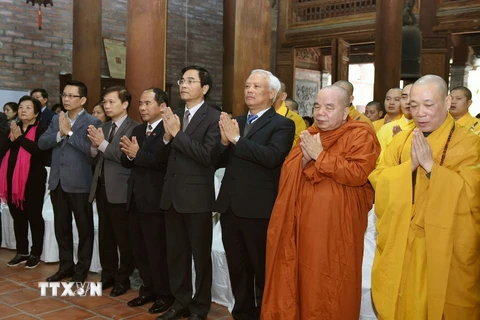 Phó Chủ tịch Quốc hội Uông Chu Lưu, Chủ tịch Ủy ban Hòa bình Việt Nam và các đại biểu tại lễ cầu siêu. (Ảnh: An Đăng/TTXVN)